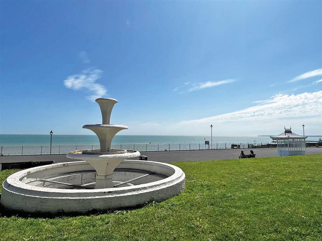 Flat 3, Victoria House, 5, Victoria Parade, RAMSGATE, Kent, CT11 8DE