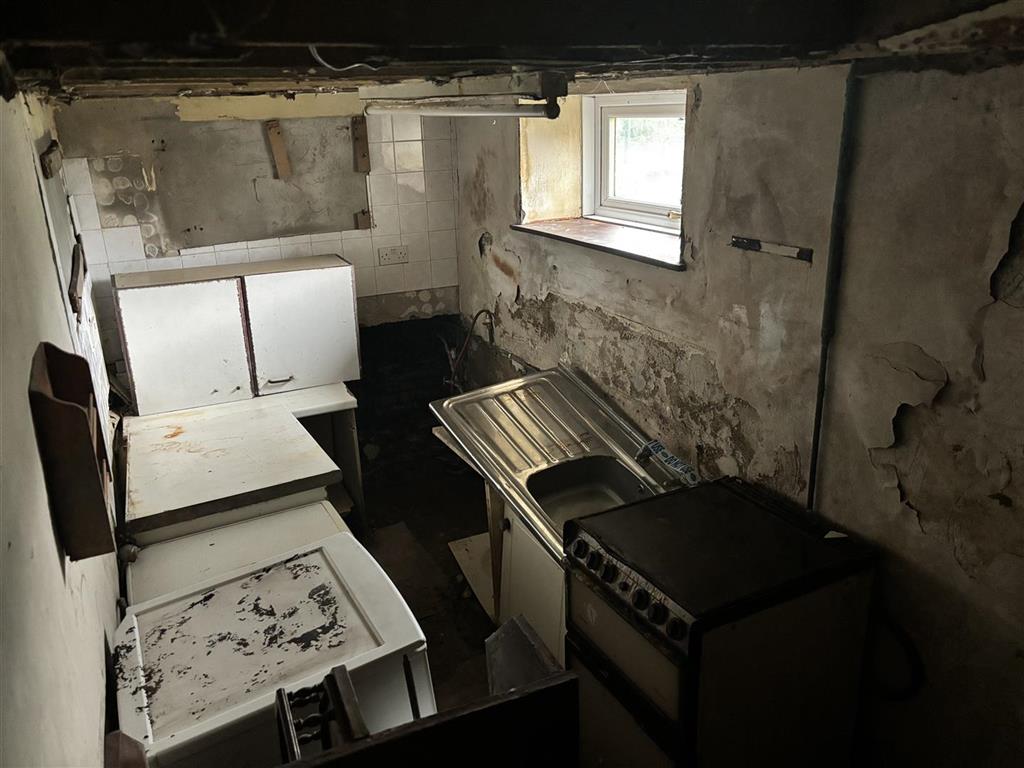 718, Manchester Road, HUDDERSFIELD, West Yorkshire, HD7 5QY