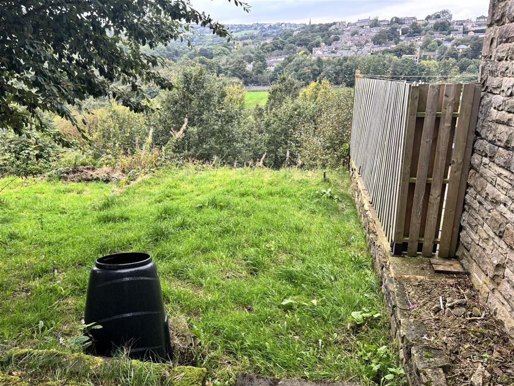 718, Manchester Road, HUDDERSFIELD, West Yorkshire, HD7 5QY