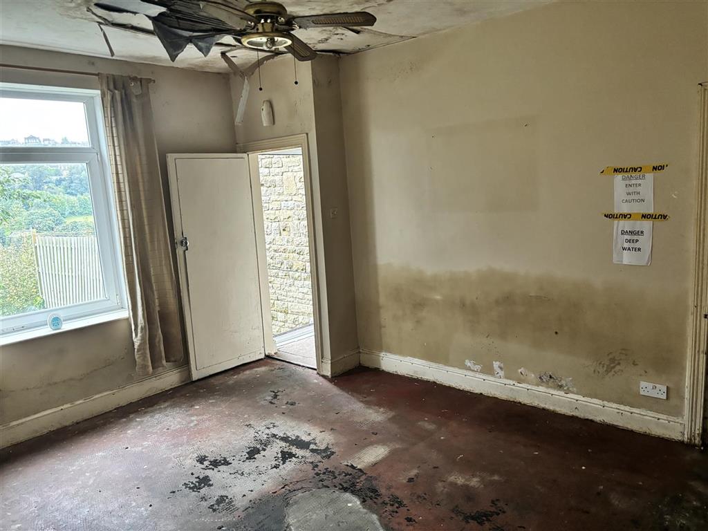 718, Manchester Road, HUDDERSFIELD, West Yorkshire, HD7 5QY