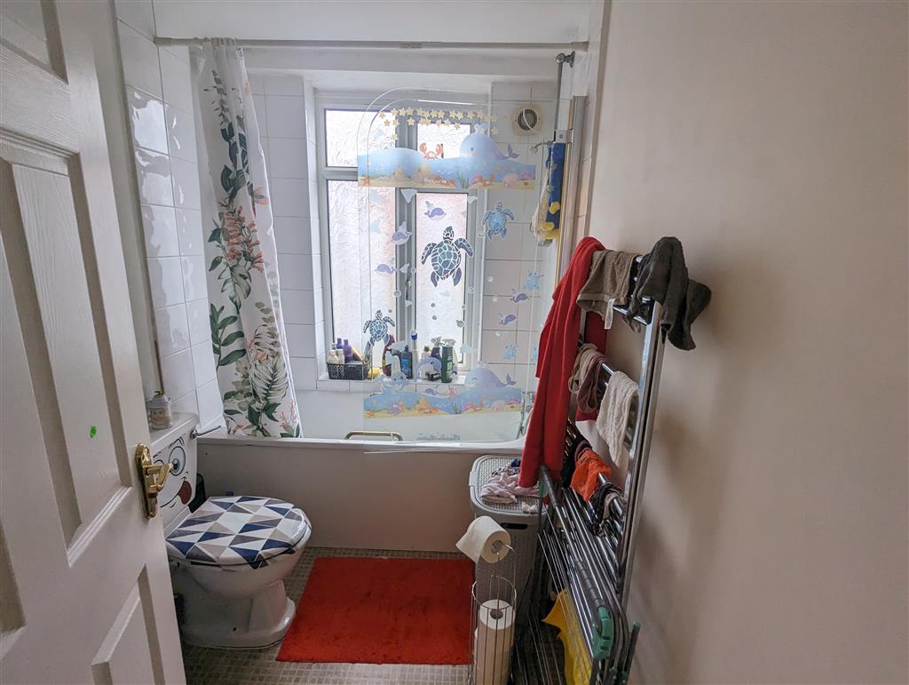 Flat 5, 33, High Street, London, SE25 6HA