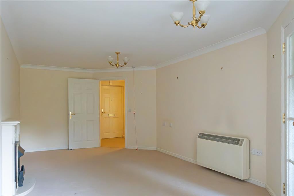 Flat 11, Risingholme Court, High Street, HEATHFIELD, East Sussex, TN21 8GB