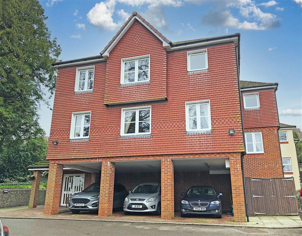 Flat 11, Risingholme Court, High Street, HEATHFIELD, East Sussex, TN21 8GB