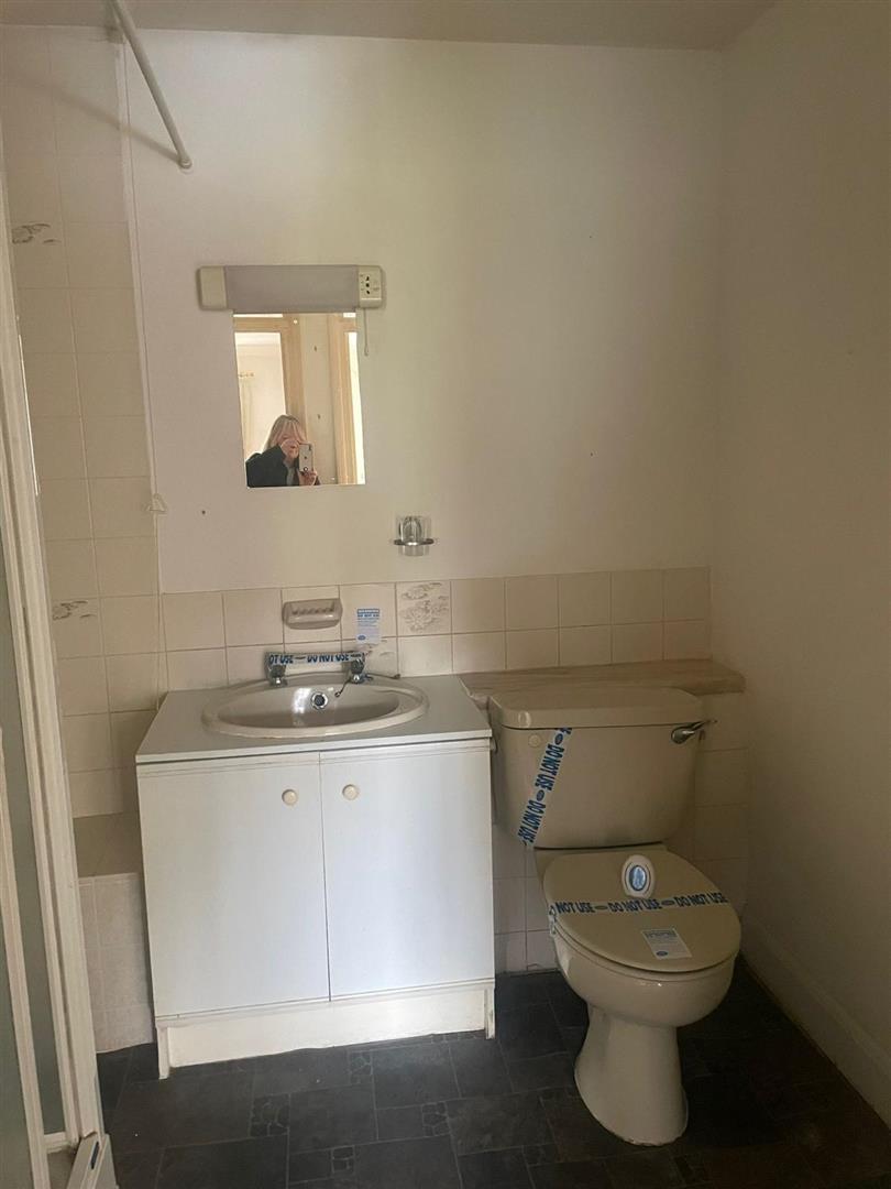 Flat 15, Brooklands Court, 25, Wray Park Road, REIGATE, Surrey, RH2 0EE