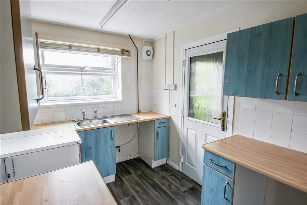 5, Broughtons Drive, CREWKERNE, Somerset, TA18 8LW