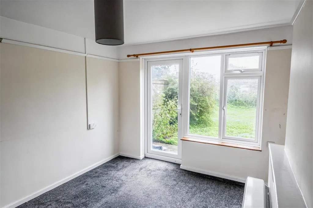 5, Broughtons Drive, CREWKERNE, Somerset, TA18 8LW