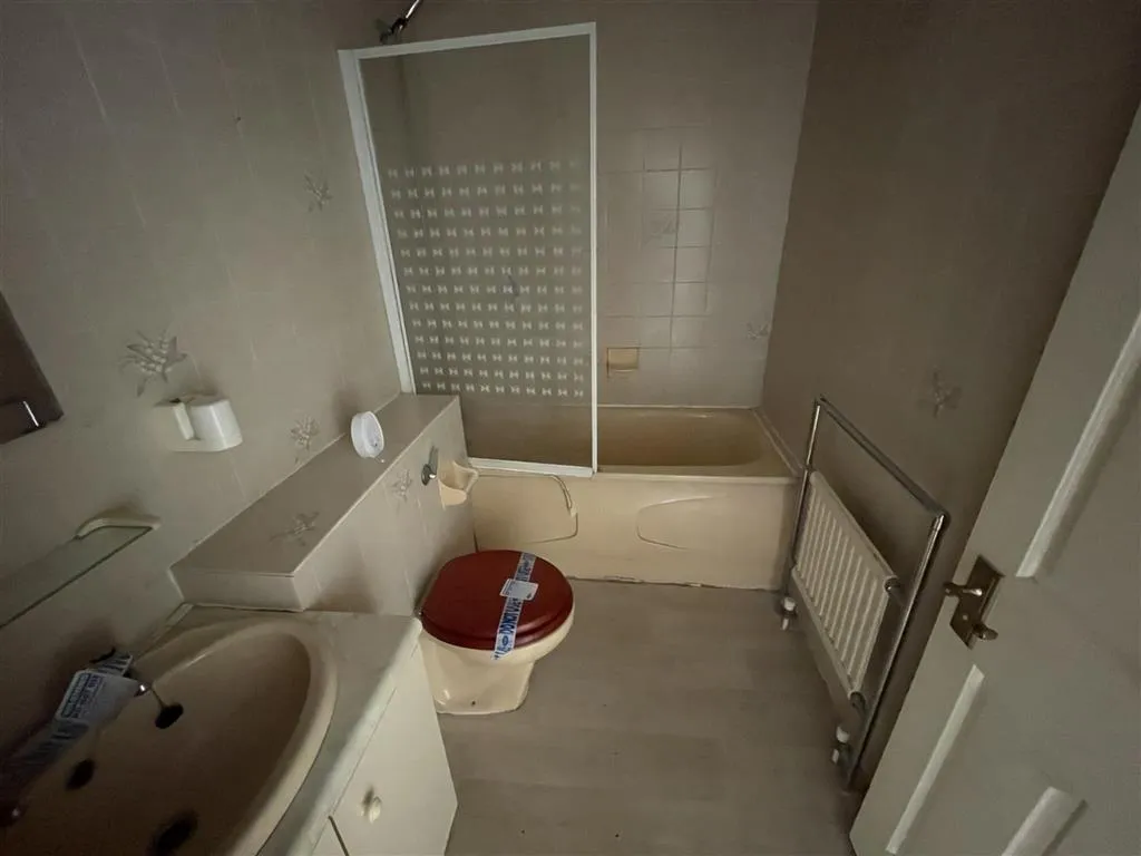 Flat 8, Sandrock Hall, The Ridge, HASTINGS, East Sussex, TN34 2RB