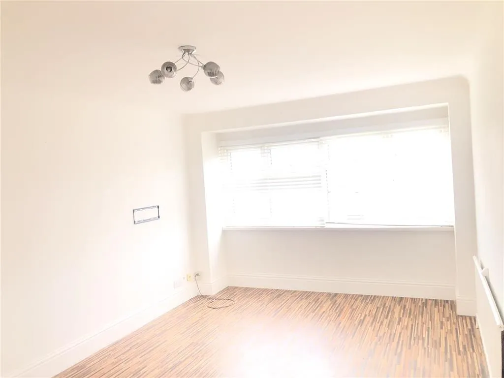 34, Essex Close, RAYLEIGH, Essex, SS6 8SX
