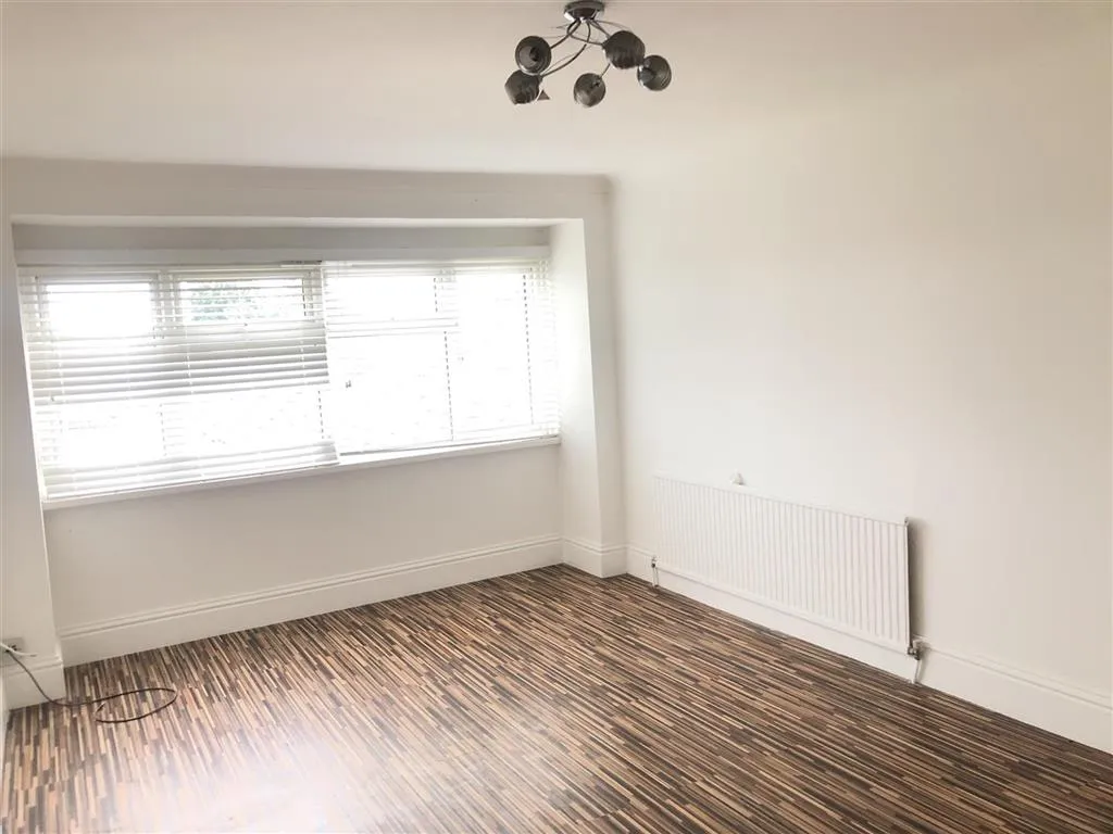 34, Essex Close, RAYLEIGH, Essex, SS6 8SX