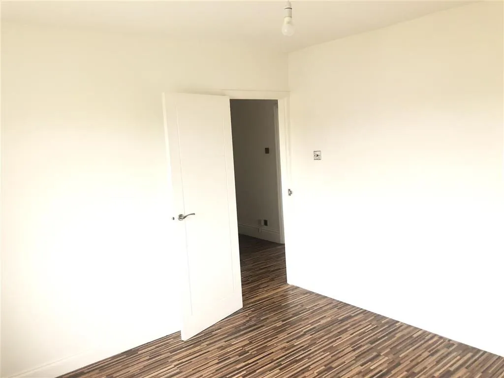 34, Essex Close, RAYLEIGH, Essex, SS6 8SX