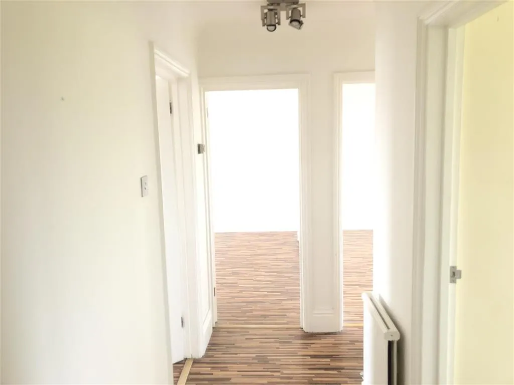 34, Essex Close, RAYLEIGH, Essex, SS6 8SX