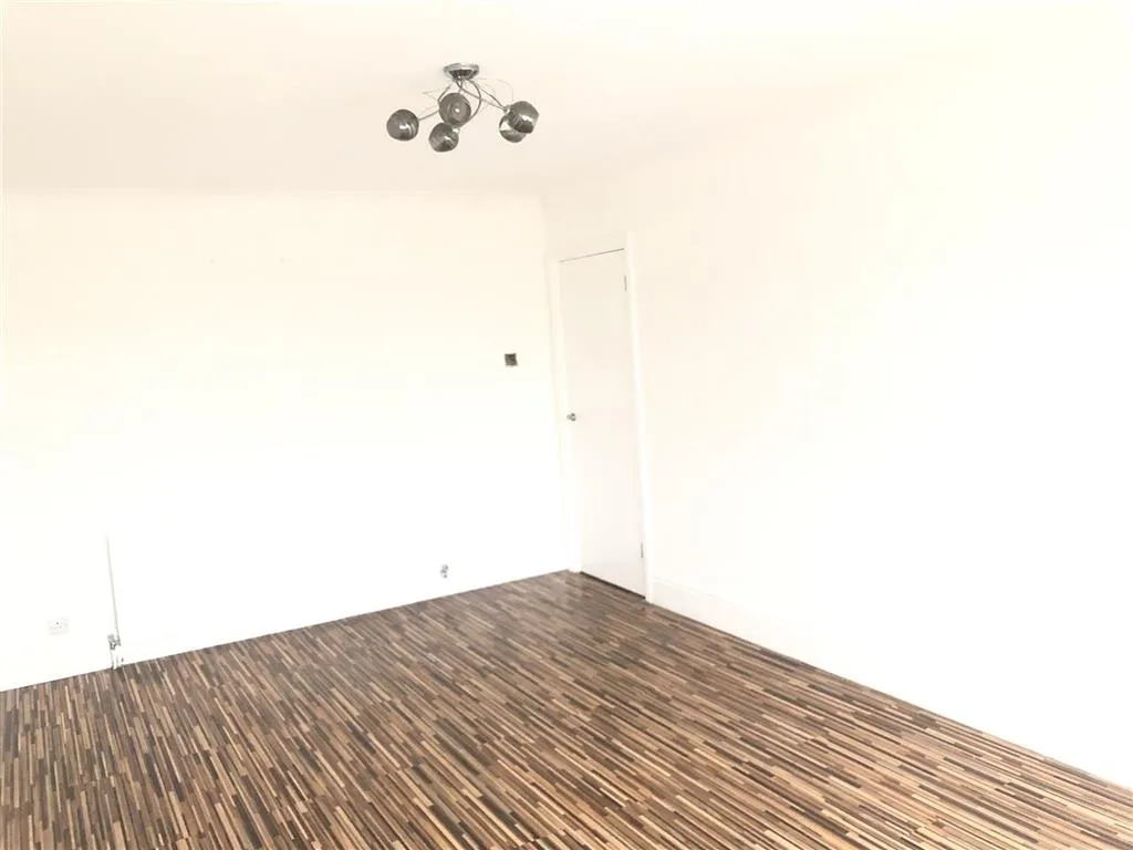 34, Essex Close, RAYLEIGH, Essex, SS6 8SX