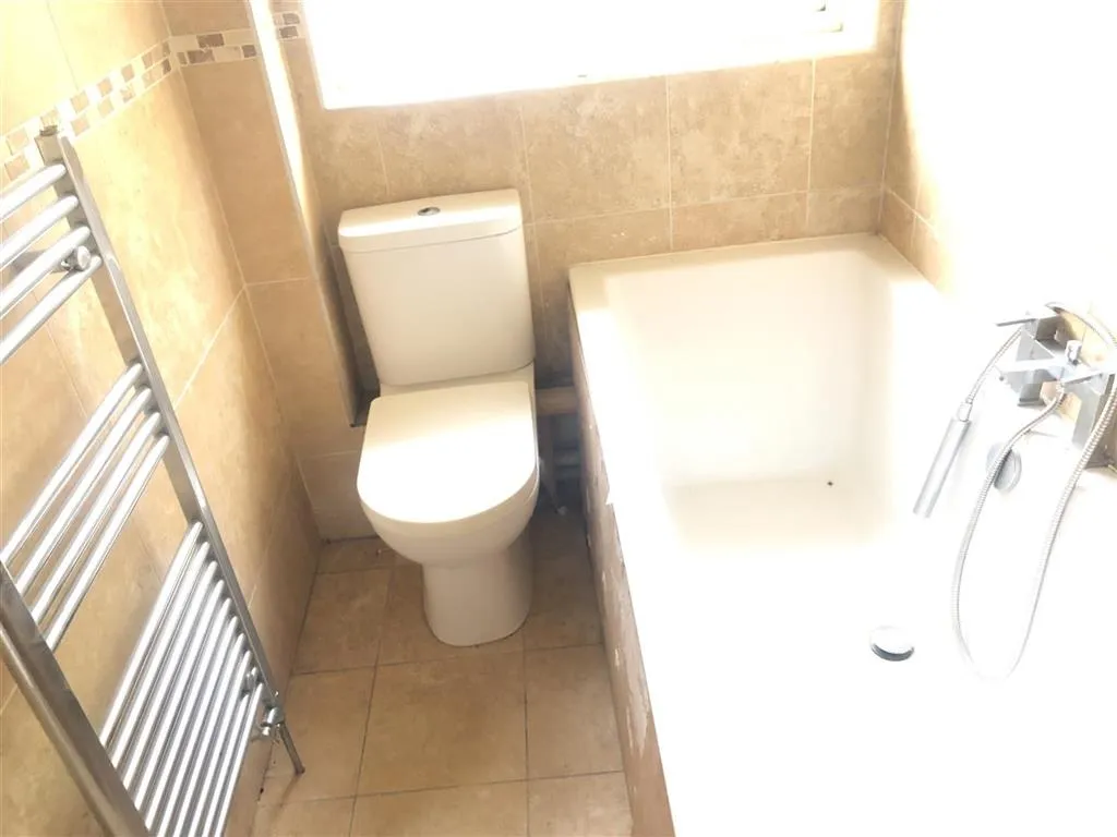 34, Essex Close, RAYLEIGH, Essex, SS6 8SX