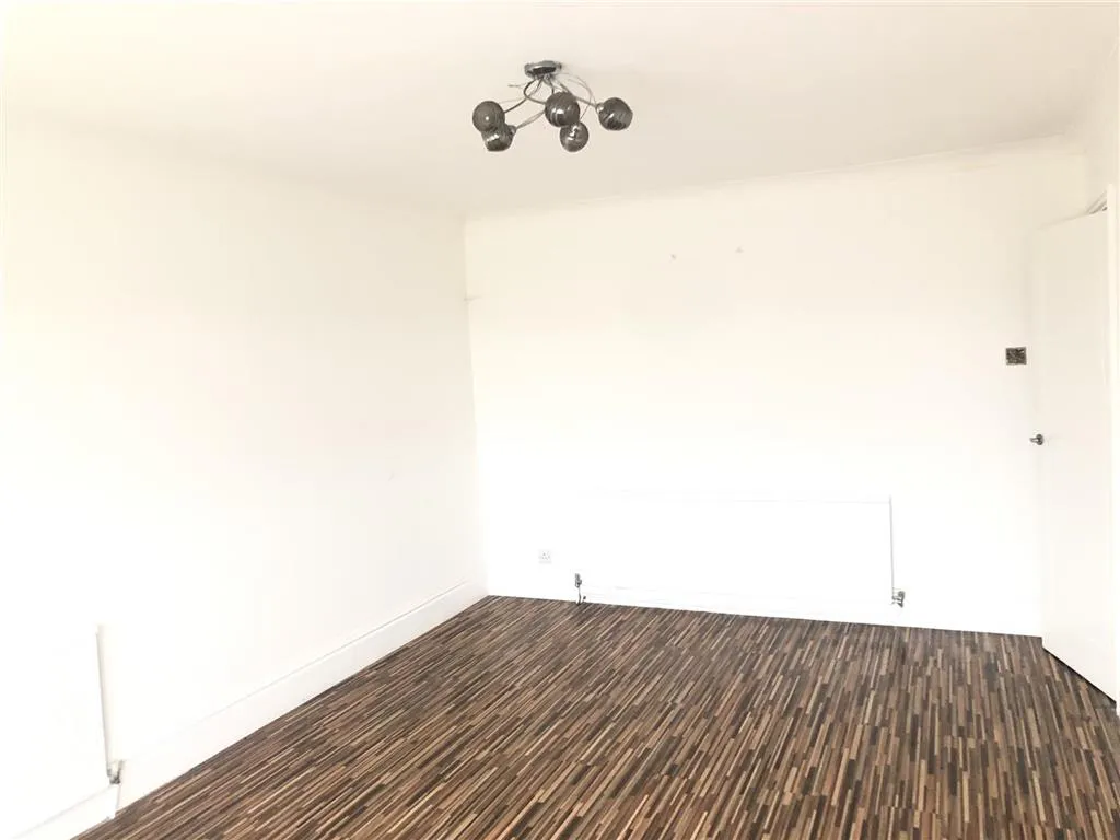 34, Essex Close, RAYLEIGH, Essex, SS6 8SX