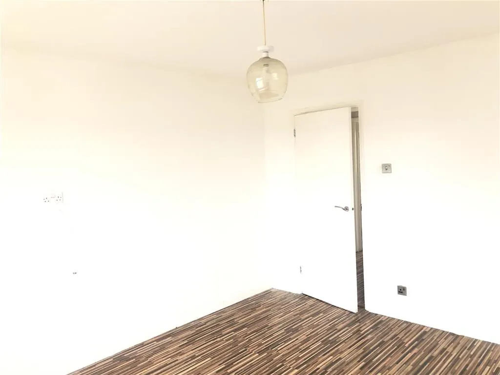 34, Essex Close, RAYLEIGH, Essex, SS6 8SX