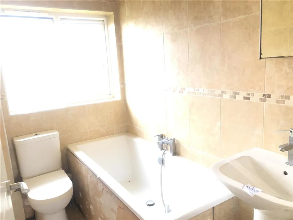34, Essex Close, RAYLEIGH, Essex, SS6 8SX