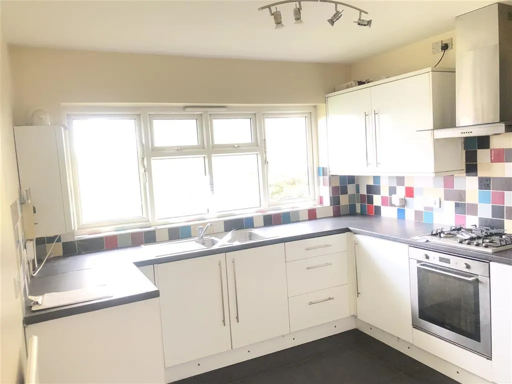 34, Essex Close, RAYLEIGH, Essex, SS6 8SX