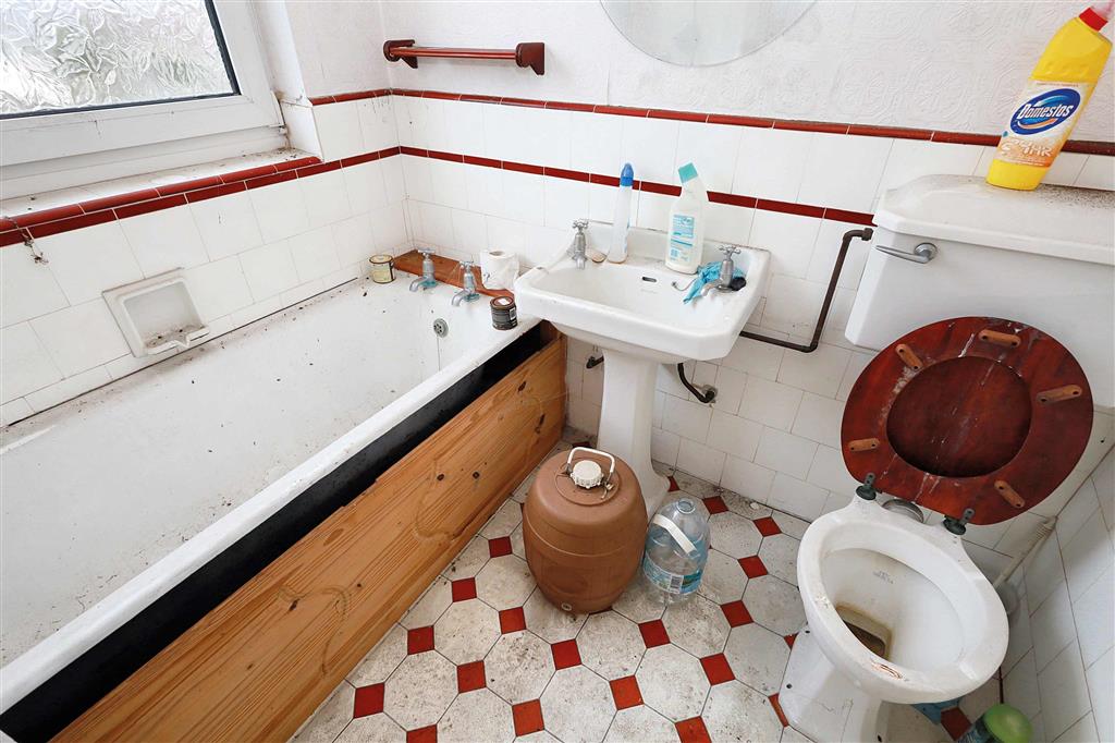 40, Thurso Close, ROMFORD, Essex, RM3 0YS