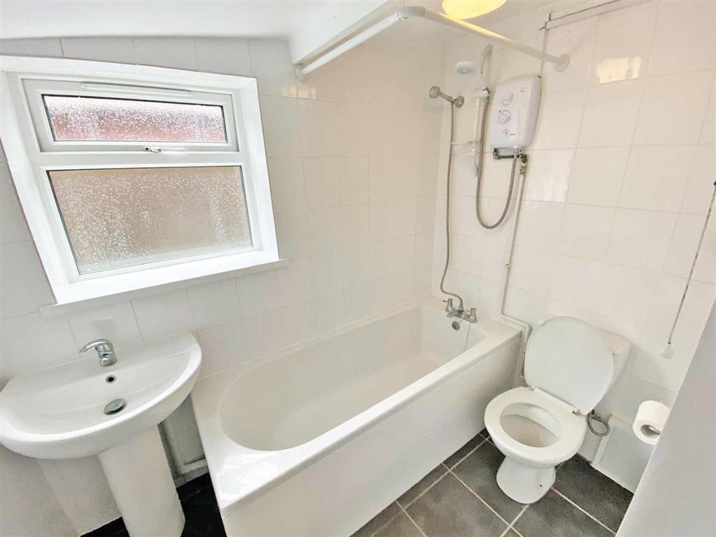 Flats 1-8, Oakfield Lodge, 1, Park Road, FORDINGBRIDGE, Hampshire, SP6 1EQ