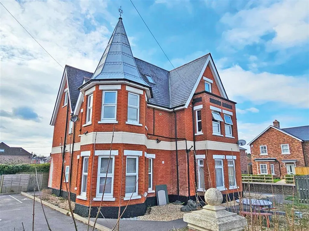 Flats 1-8, Oakfield Lodge, 1, Park Road, FORDINGBRIDGE, Hampshire, SP6 1EQ