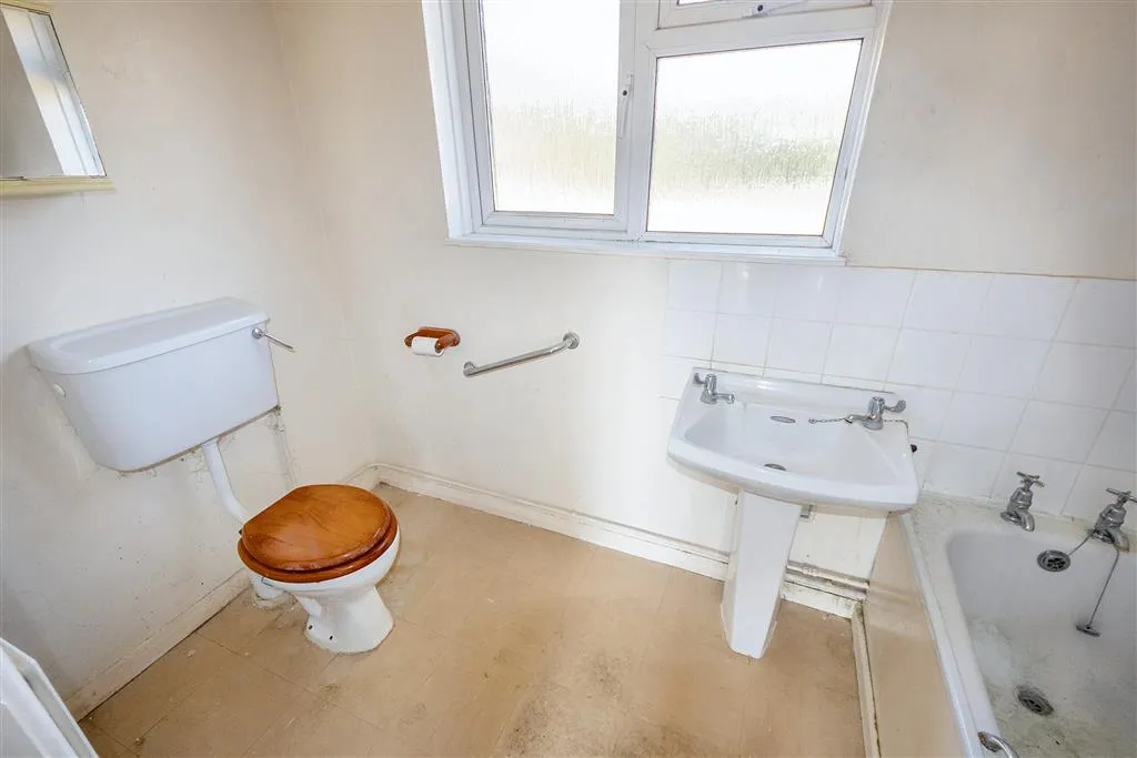 24, Langmead Road, CREWKERNE, Somerset, TA18 8DY