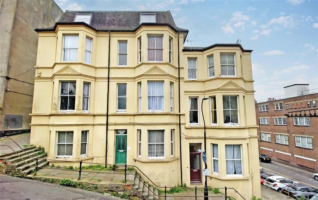Flat 2, Wellington House, Castle Hill Passage, HASTINGS, East Sussex, TN34 1PG