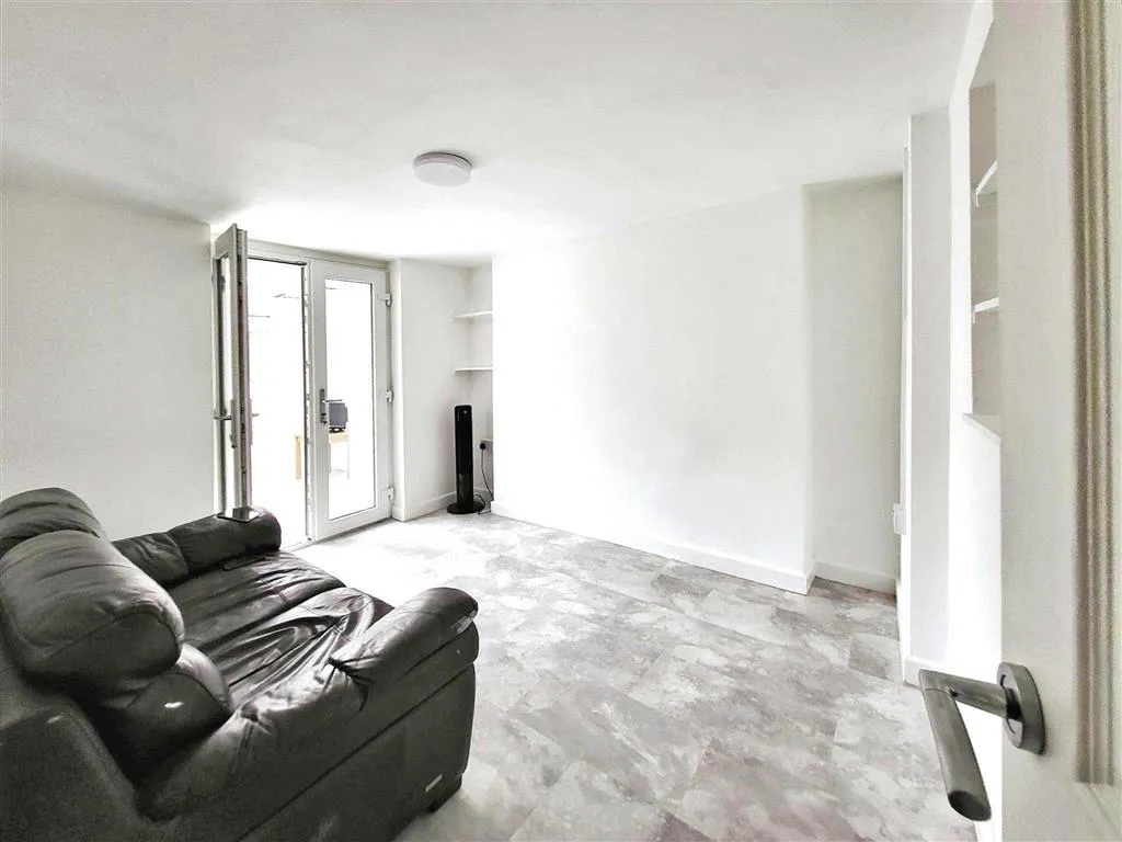 Flat 1, 110, Windsor Road, PENARTH, South Glamorgan, CF64 1JN