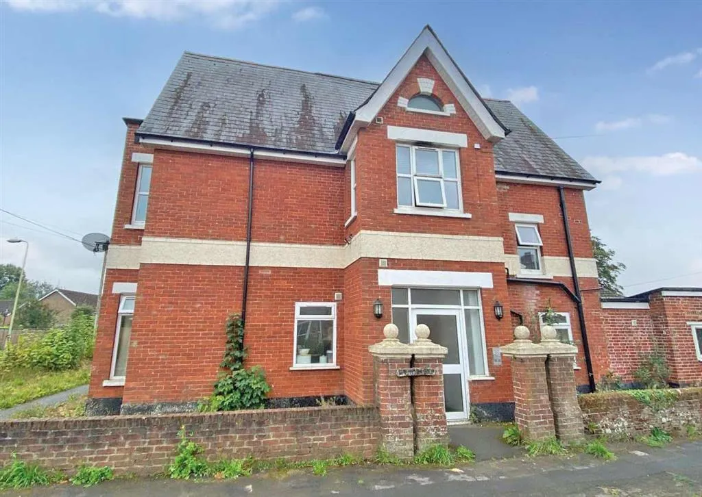 Flats 1-8, Oakfield Lodge, 1, Park Road, FORDINGBRIDGE, Hampshire, SP6 1EQ