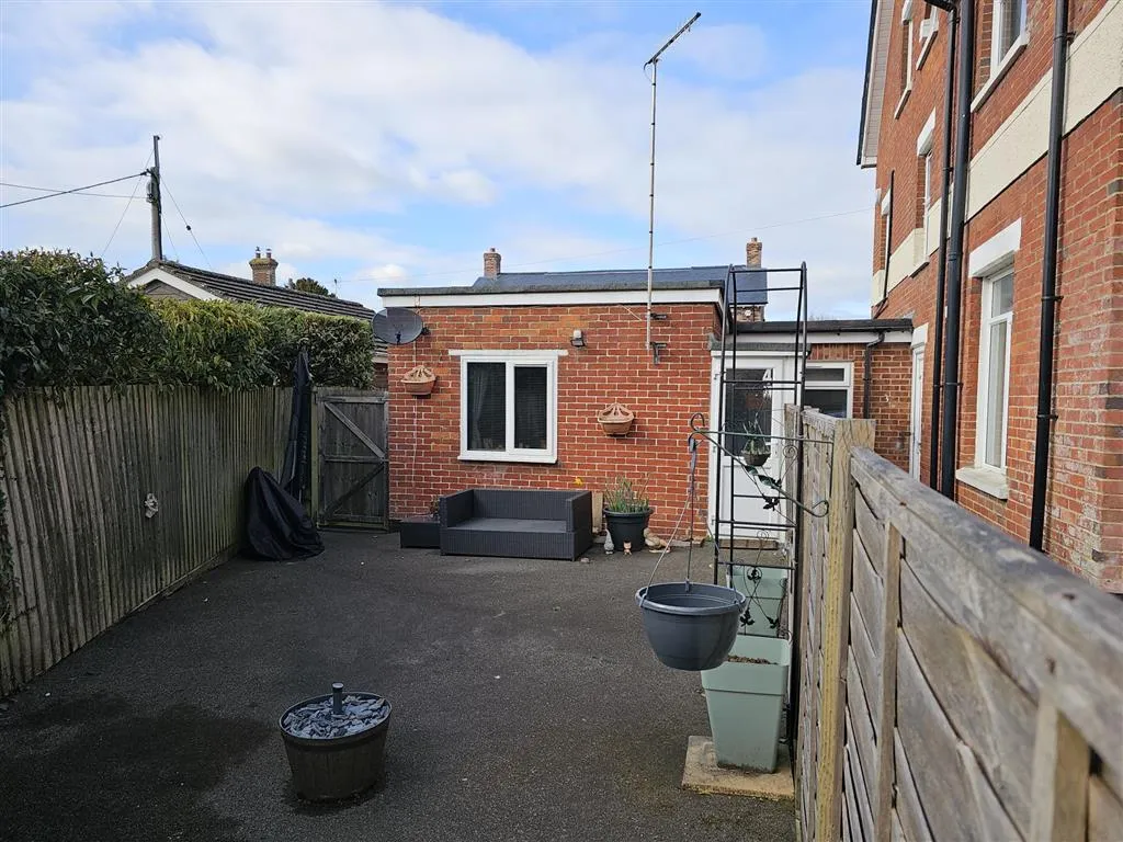 Flats 1-8, Oakfield Lodge, 1, Park Road, FORDINGBRIDGE, Hampshire, SP6 1EQ