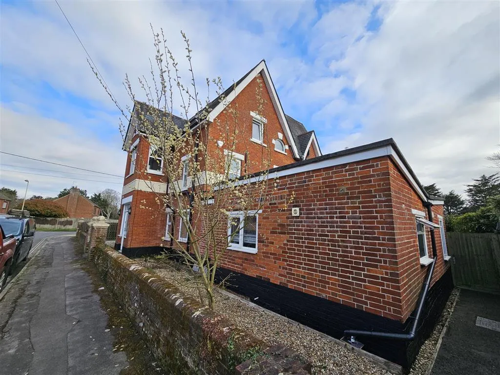 Flats 1-8, Oakfield Lodge, 1, Park Road, FORDINGBRIDGE, Hampshire, SP6 1EQ