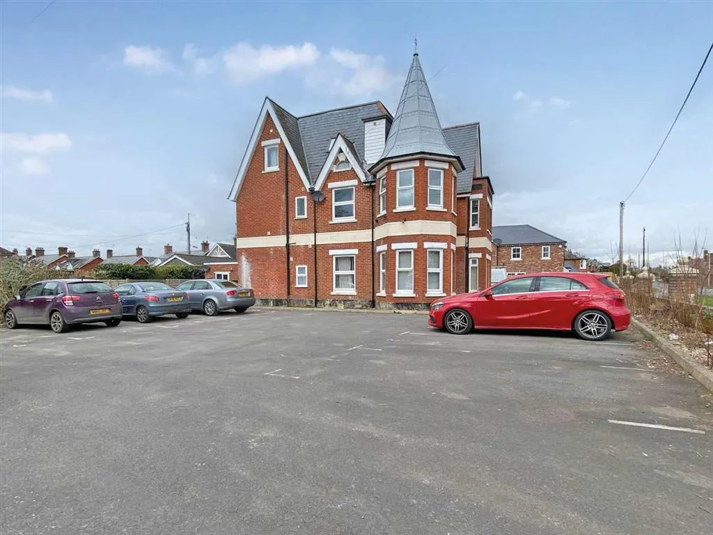 Flats 1-8, Oakfield Lodge, 1, Park Road, FORDINGBRIDGE, Hampshire, SP6 1EQ