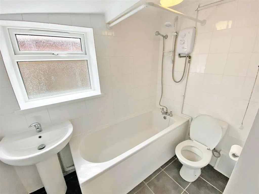 Flats 1-8, Oakfield Lodge, 1, Park Road, FORDINGBRIDGE, Hampshire, SP6 1EQ