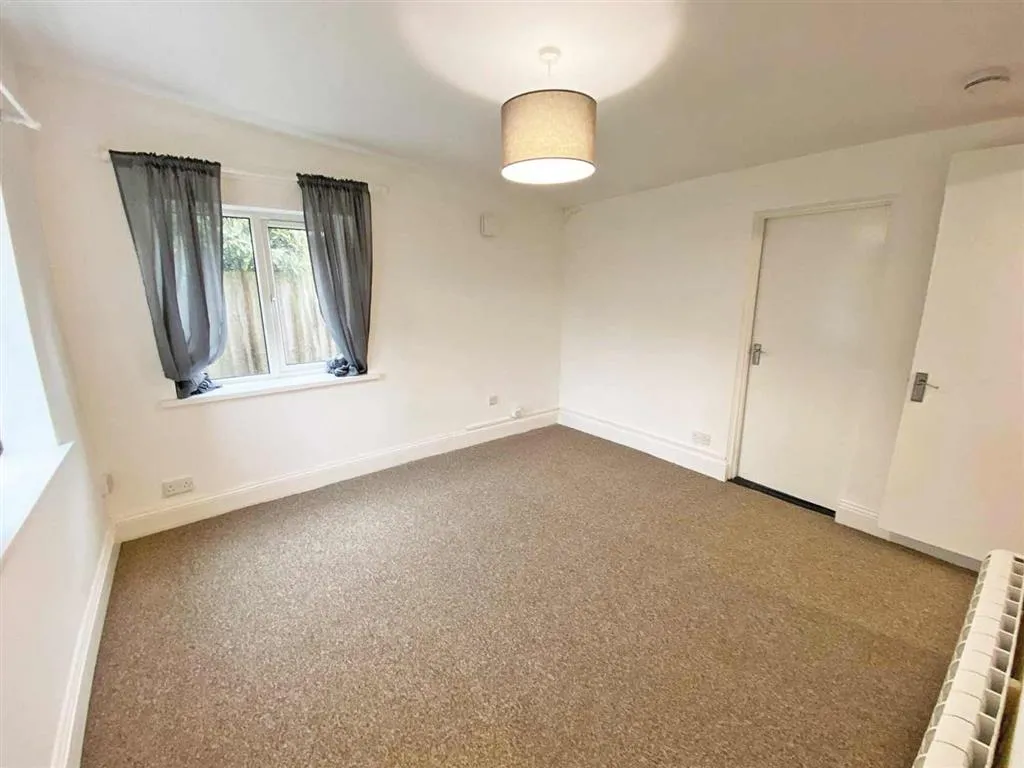 Flats 1-8, Oakfield Lodge, 1, Park Road, FORDINGBRIDGE, Hampshire, SP6 1EQ