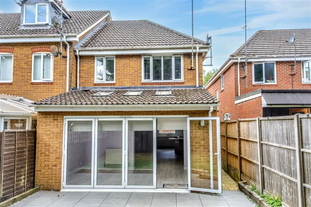 8, Robins Close, ST. ALBANS, Hertfordshire, AL2 1QT