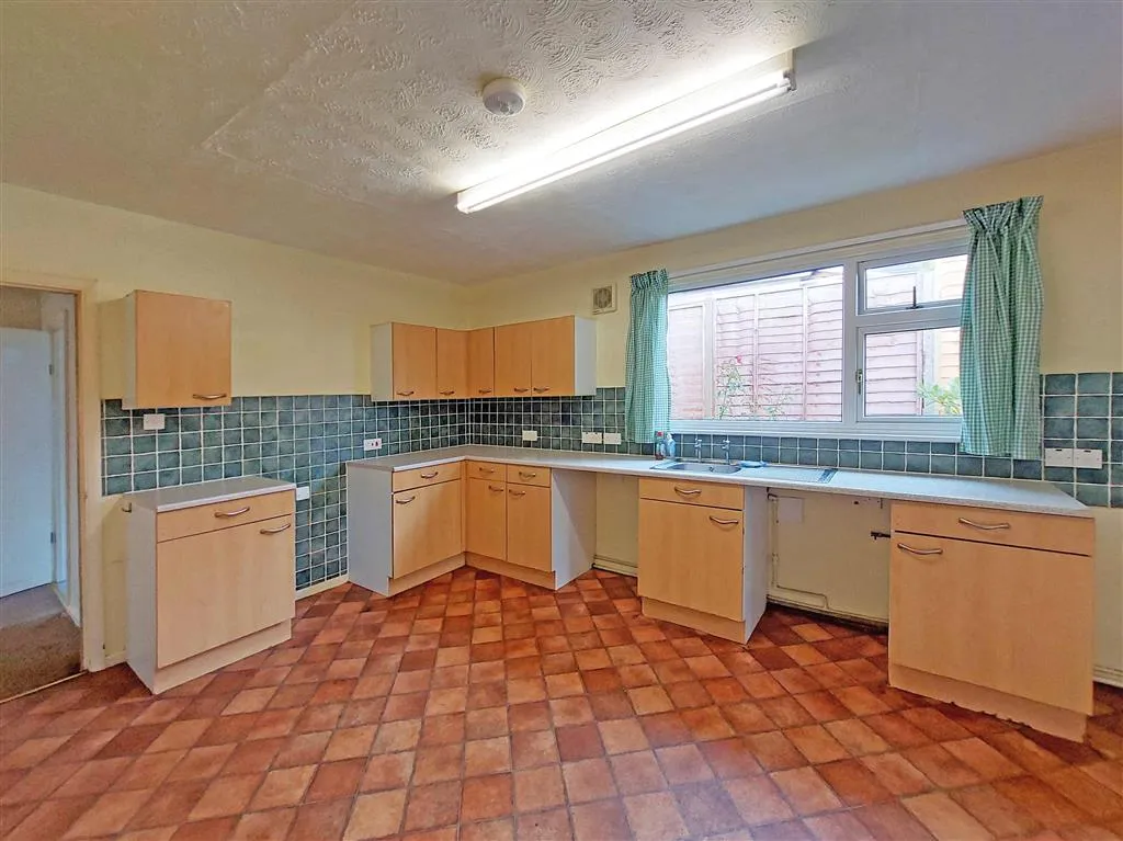 Kabana, Brecon Road, BUILTH WELLS, Powys, LD2 3EB