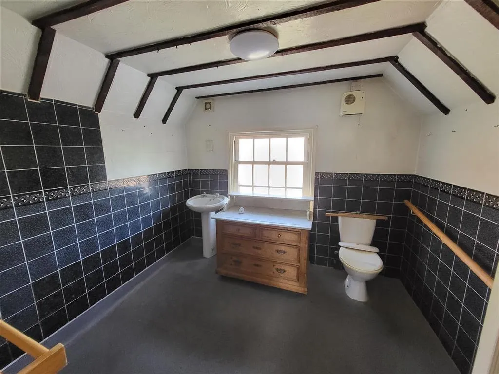 4a, High Street (First Floor Flat), SOUTHEND-ON-SEA, Essex, SS3 0EQ
