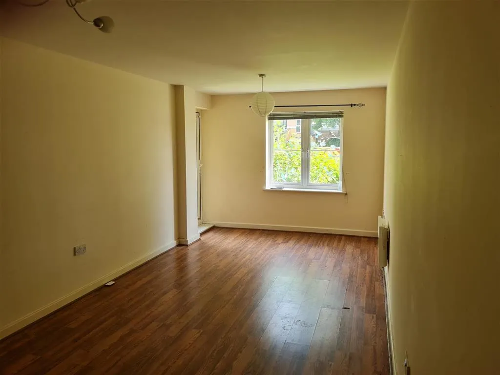 83, The Parklands, DUNSTABLE, Bedfordshire, LU5 4GW