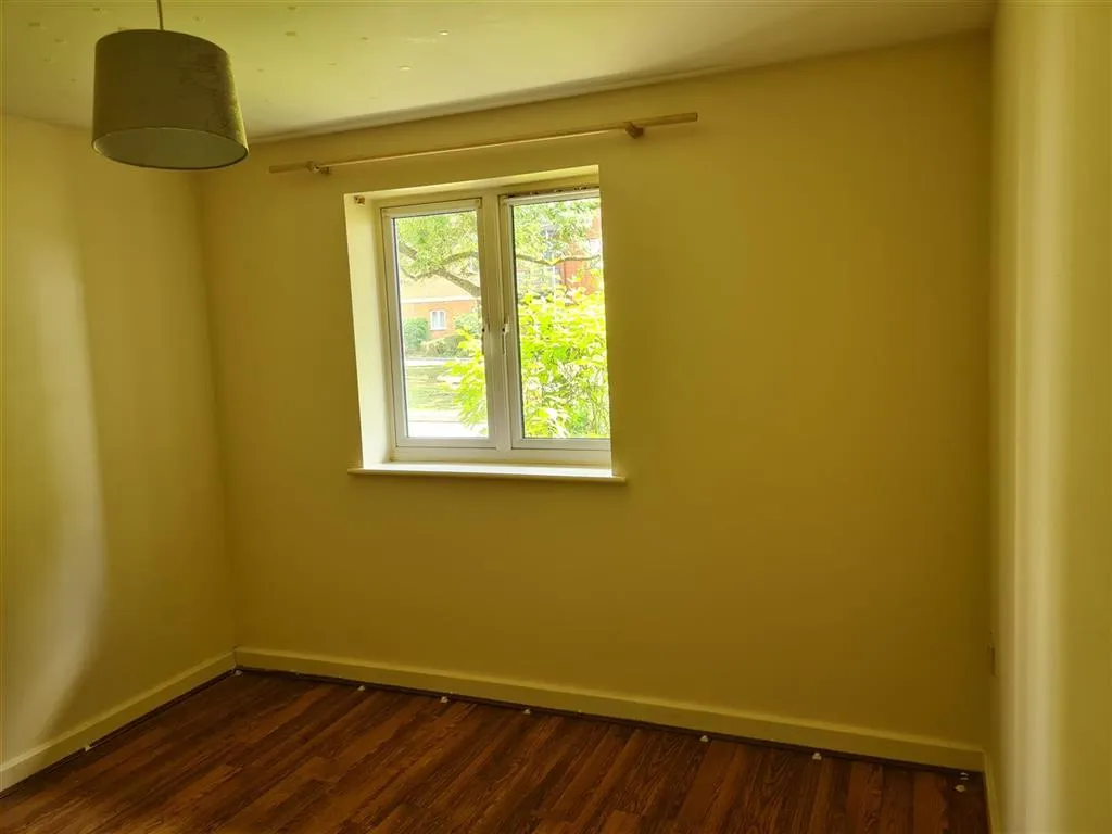 83, The Parklands, DUNSTABLE, Bedfordshire, LU5 4GW