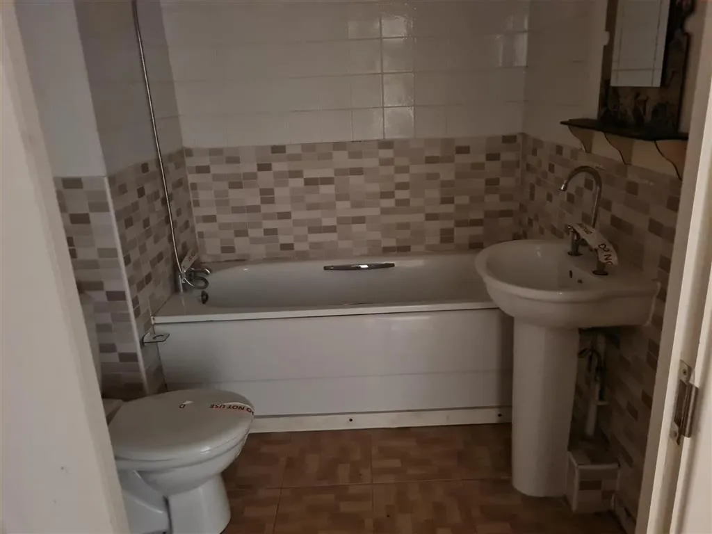 83, The Parklands, DUNSTABLE, Bedfordshire, LU5 4GW