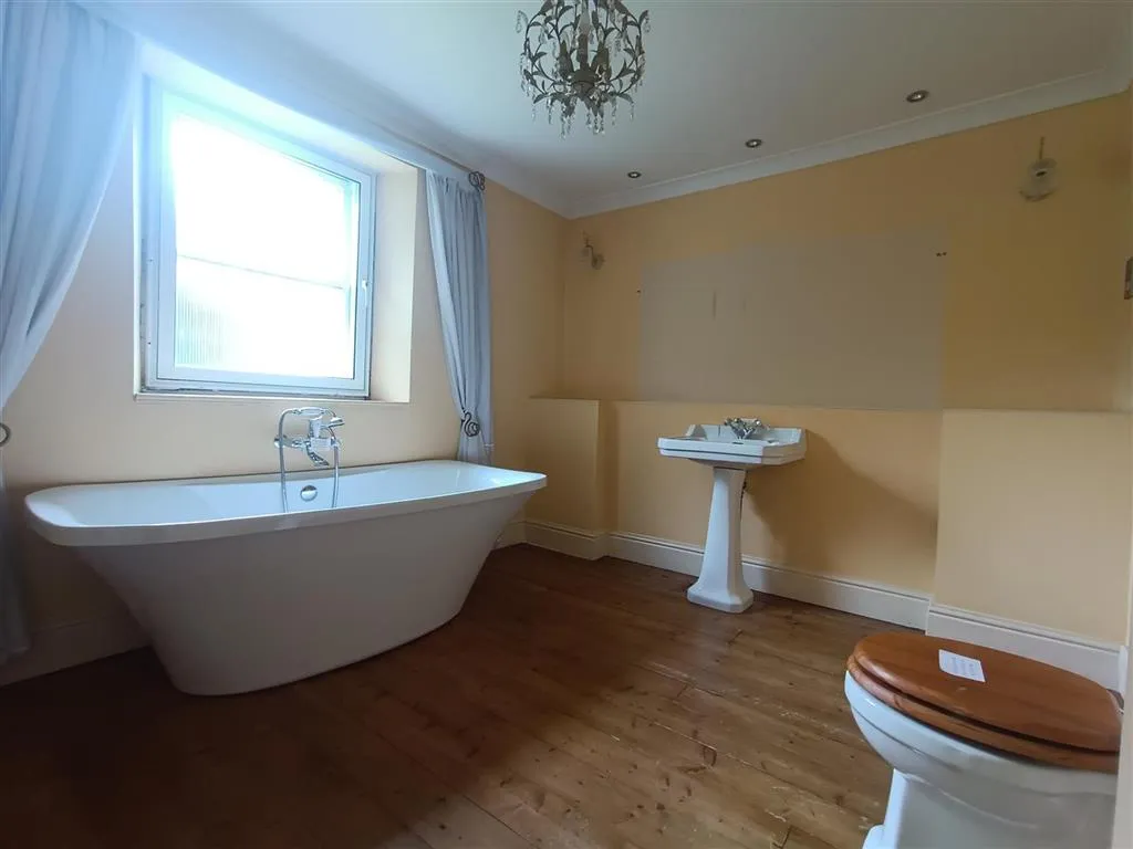 Luxcross House, Pengover Road, LISKEARD, Cornwall, PL14 3EL