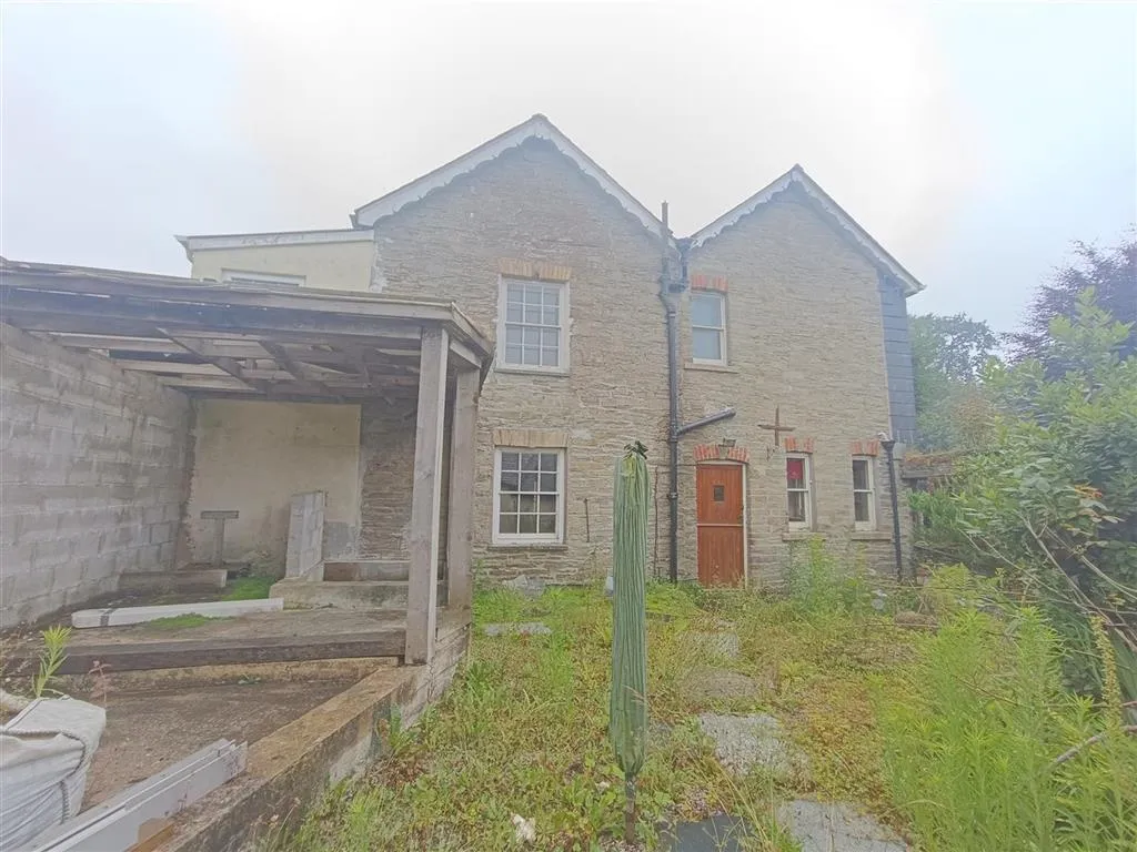 Luxcross House, Pengover Road, LISKEARD, Cornwall, PL14 3EL