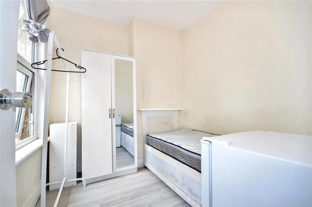 37, Felixstowe Road, EDMONTON, London, N9 0DX