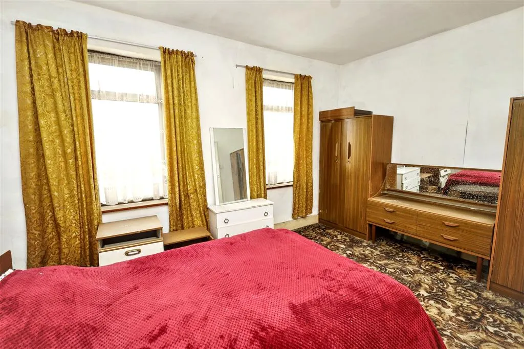 30 Blewitts Cottages, New Road, RAINHAM, Essex, RM13 8SL