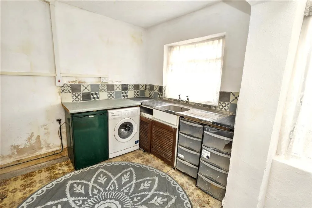 30 Blewitts Cottages, New Road, RAINHAM, Essex, RM13 8SL