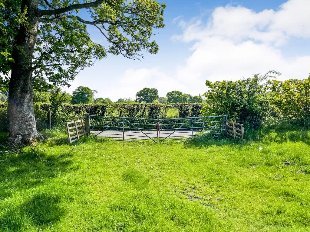 Land off Hollybush Lane, Wolverhampton, WV8 2AT