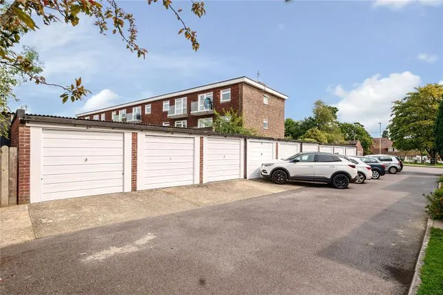 24 Winton Court, Winton Road, Petersfield, Hampshire, GU32 3HB