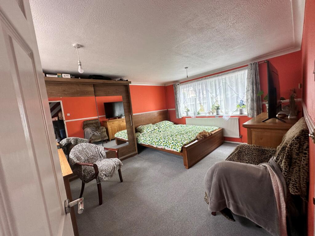 3 bed End of Terrace