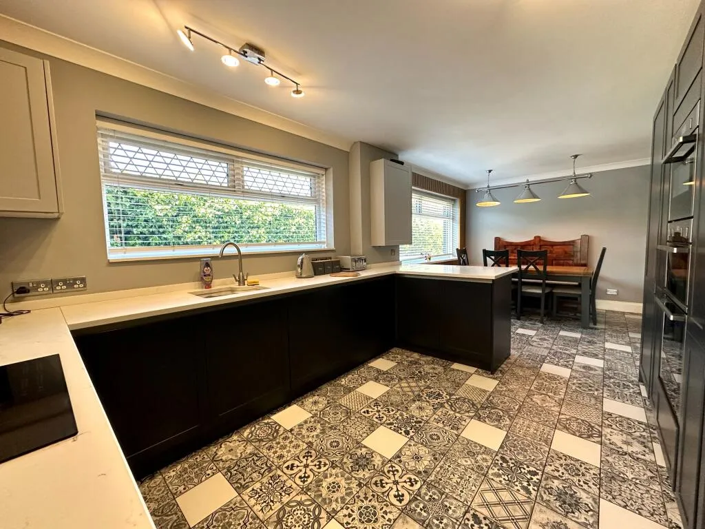 5 bed Detached Bungalow