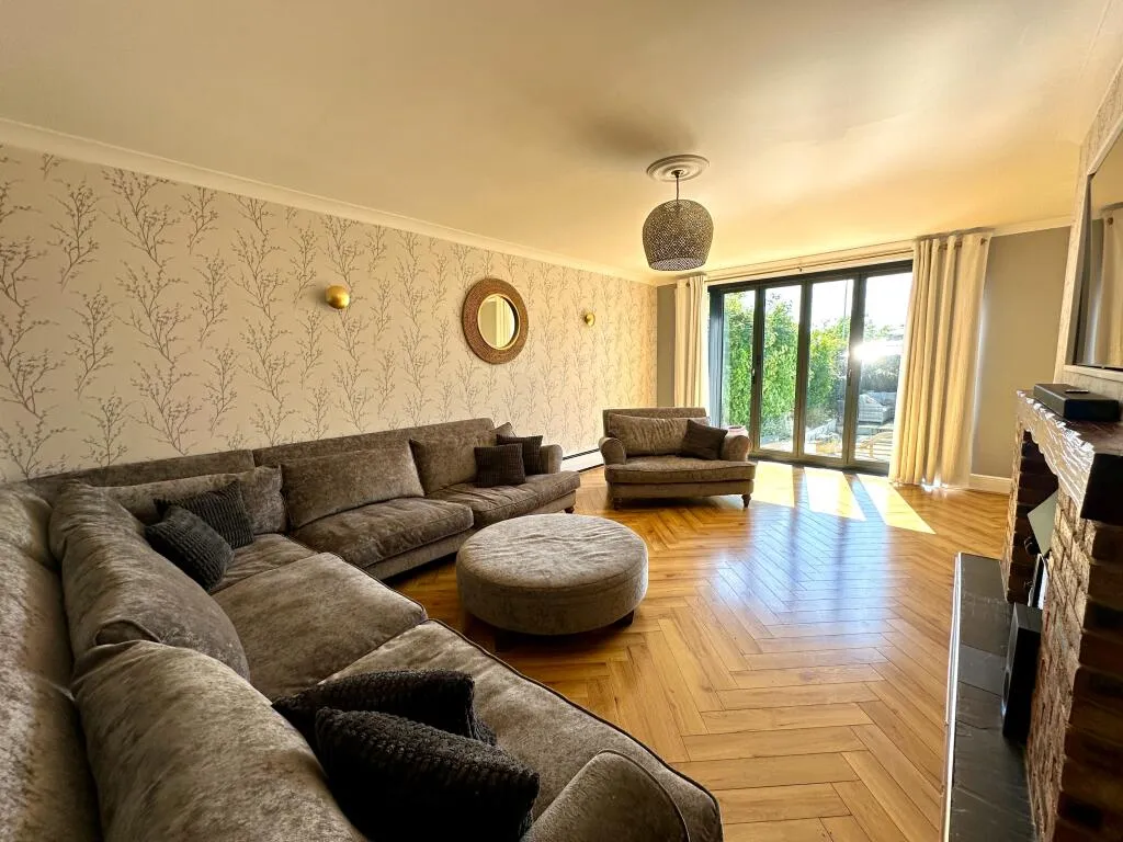 5 bed Detached Bungalow