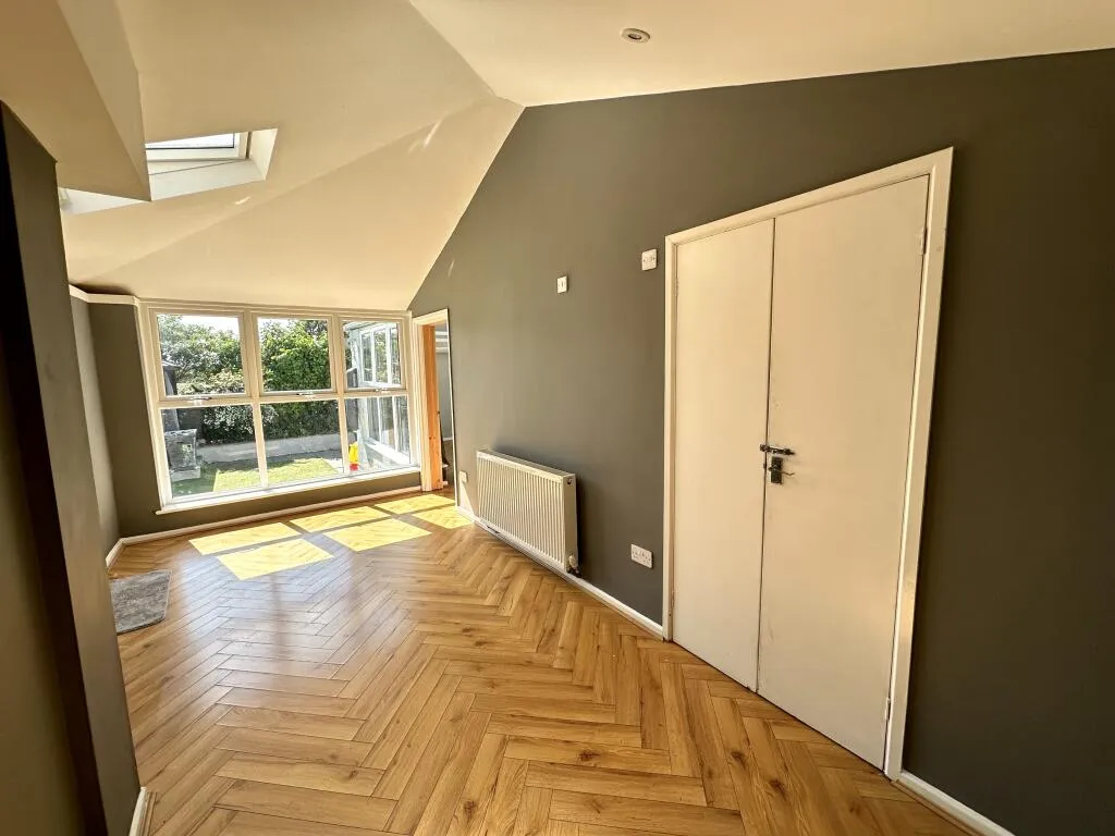 5 bed Detached Bungalow